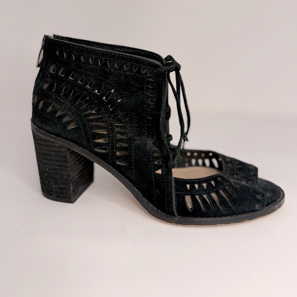 🌹VINCE CAMUTO pre-owned Tarita black suede laser cut shoes. Size 7M. WHEELS22. - Picture 1 of 6